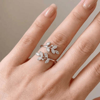 Anel ajustável Rose & Oliver com acabamento folheado a ouro e design de folha dourada.