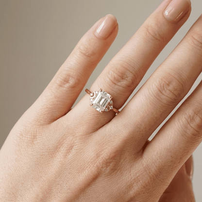 Anel de prata com baguetes de diamante, joia elegante da Rose & Oliver, exibida em fundo neutro.