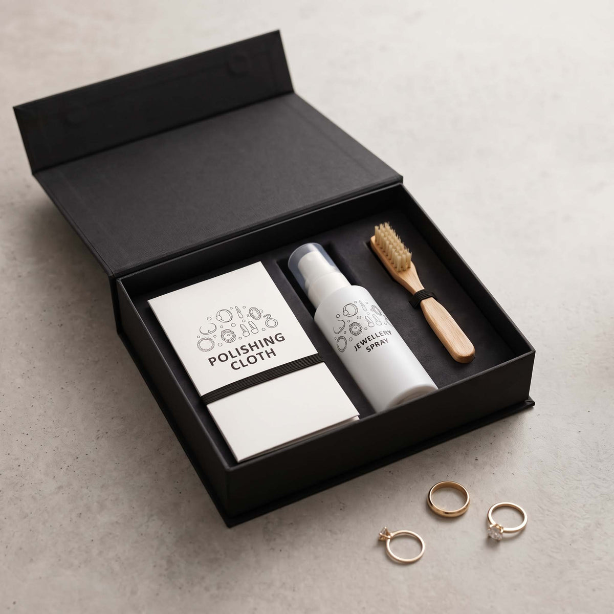 Kit completo de cuidados para joias Rose & Oliver, com escovas, líquidos e panos para limpeza de joias e acessórios.