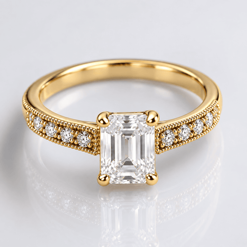 Anel vintage Rose & Oliver com zircônia corte esmeralda em ouro, detalhes elegantes e acabamento refinado.