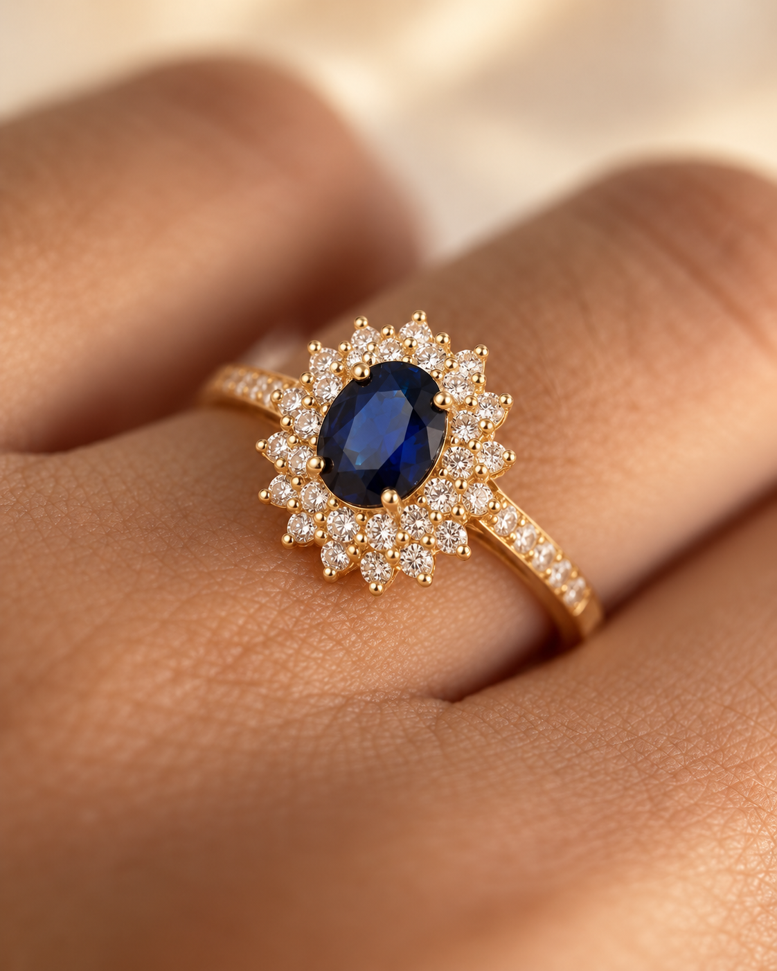 Anel de ouro com halo de safira azul, joia elegante da marca Rose & Oliver, exibido em fundo neutro.
