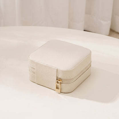 Organizador de joias para viagem Rose & Oliver com compartimentos para anéis, colares e brincos, ideal para viagens.